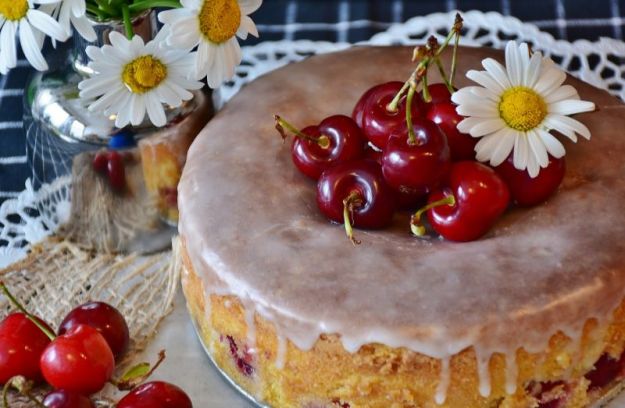 Torta con ciliegie e ricotta