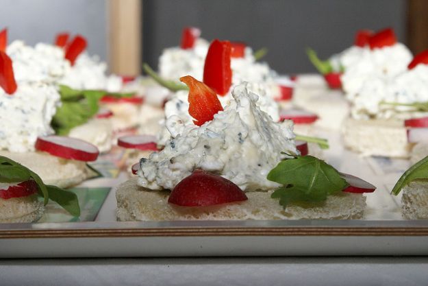 Tartine tricolori al formaggio