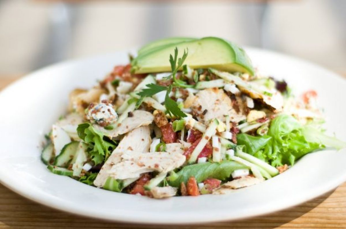 Avocado in insalata con pancetta ed emmenthal