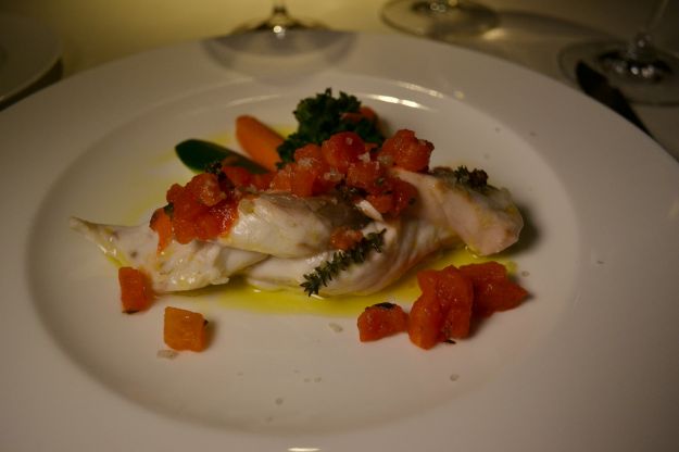 Branzino con salsa cruda di pomodoro e basilico