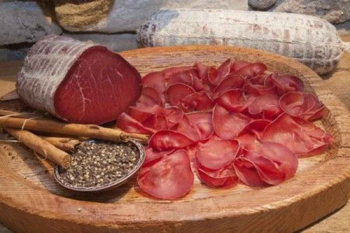 Bresaola con olive e pepe