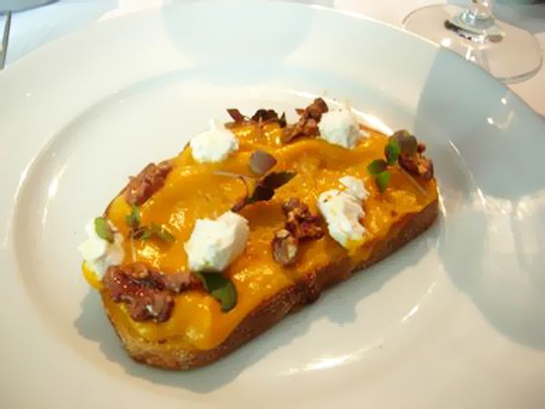 Bruschetta con crema di zucca e noci