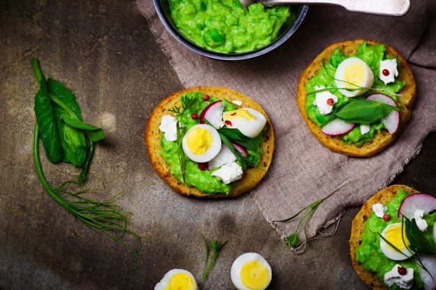 bruschette asparagi e uova di quaglia