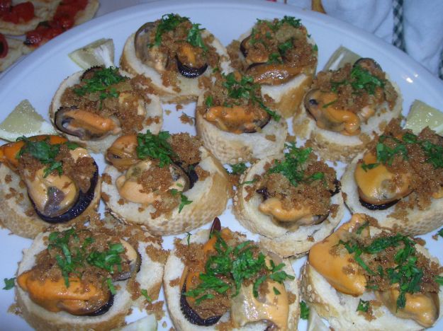 bruschette con cozze e vongole