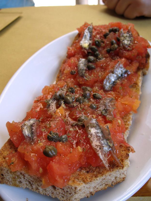 bruschette con sugo piccante di alici fresche