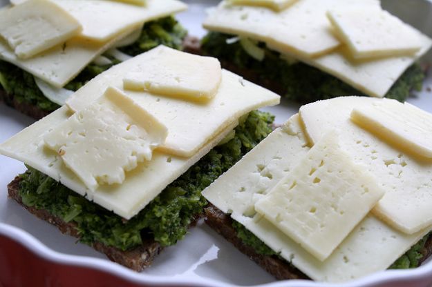 Bruschette di pane di segale con broccoli e formaggio