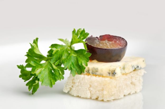 Canapé con roquefort e uva nera