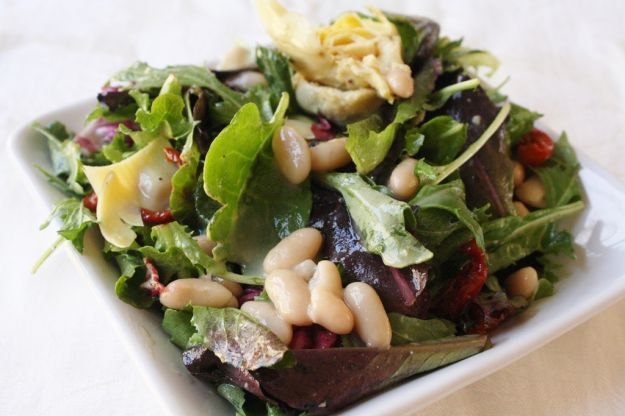 Insalata di cannellini, carciofi, erbette e pomodori secchi