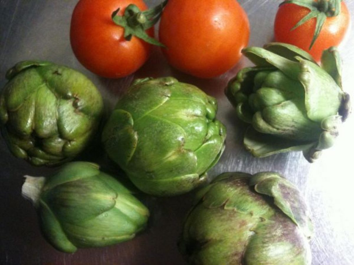 Carciofi con pomodorini e maggiorana