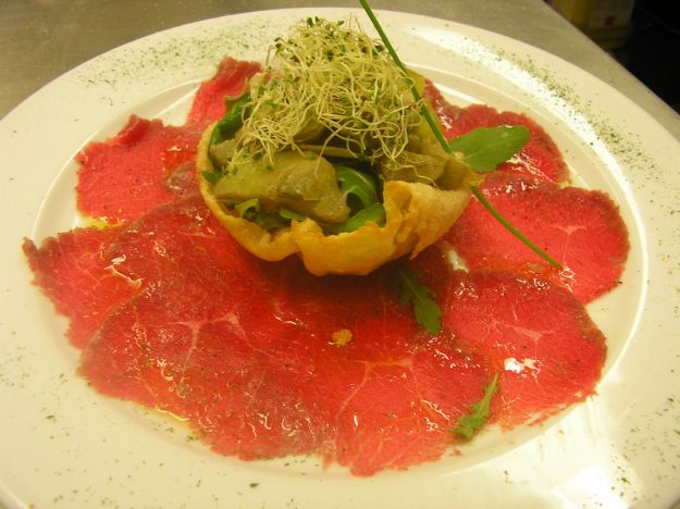 Carpaccio con insalata di carciofi