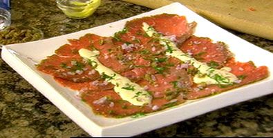 Carpaccio di manzo con erbe in salsa di yogurt