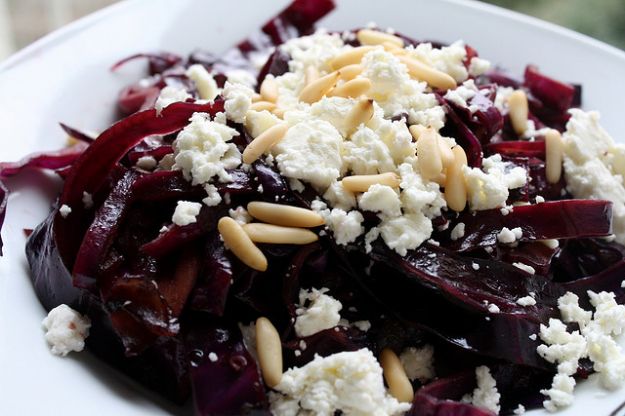 cavolo rosso con feta e pinoli