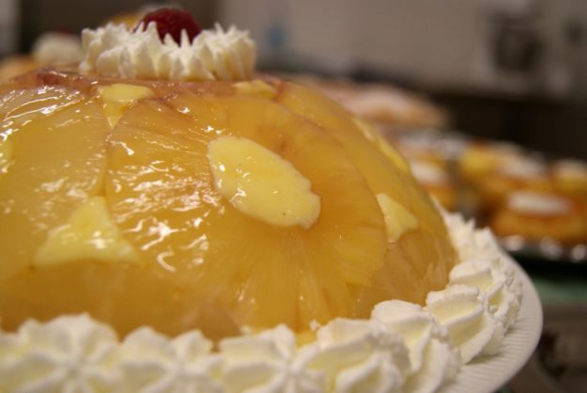 Charlotte di gelato con ananas