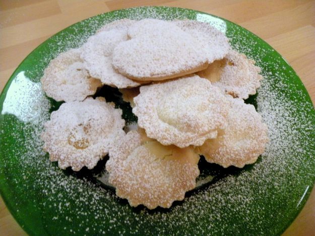 Pasticcini di pasta frolla ripieni di marmellata (cobelletti)