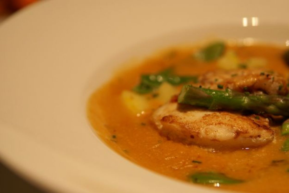 Coda di rospo o rana pescatrice con asparagi
