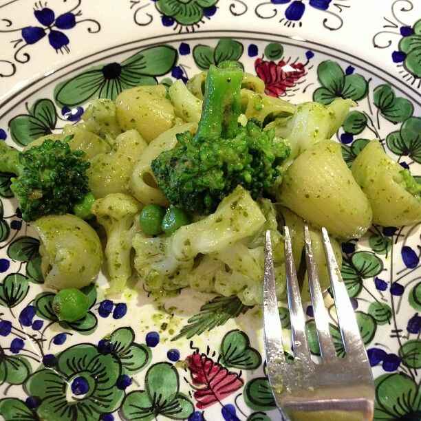 Conchiglie con piselli e cavolfiore