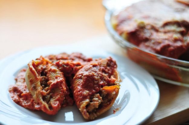 Conchiglioni ripieni di carne prosciutto e mozzarella