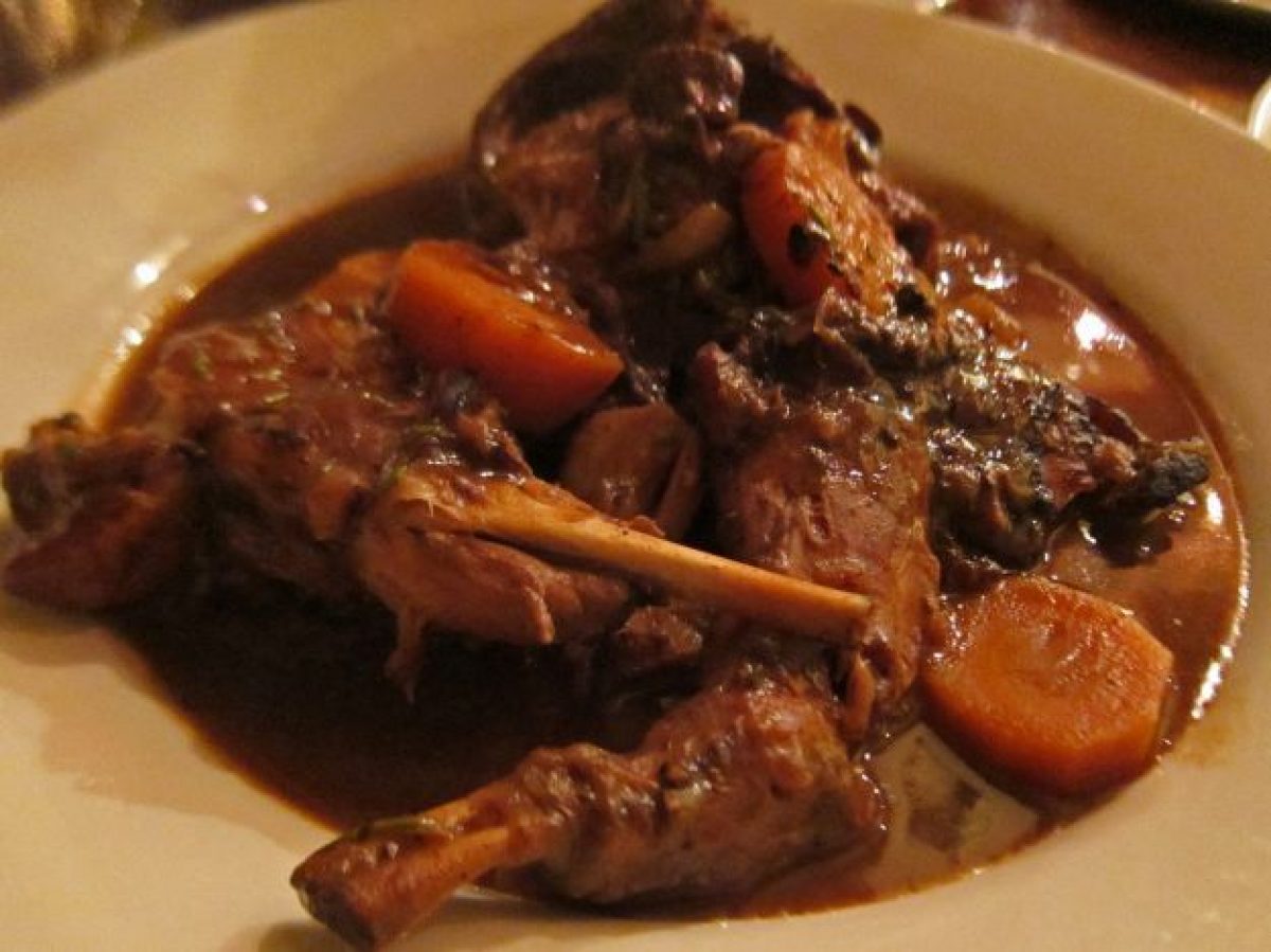 Coniglio ai funghi e vino