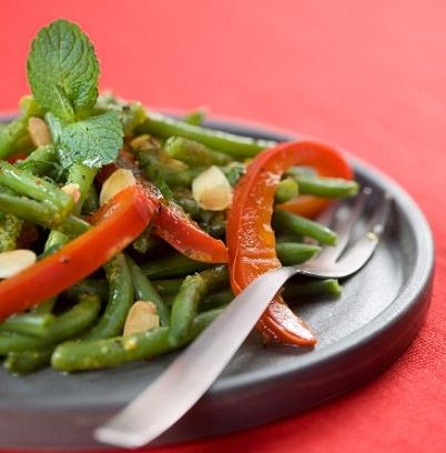 Insalata peperoni, fagiolini, germogli di soia e mais