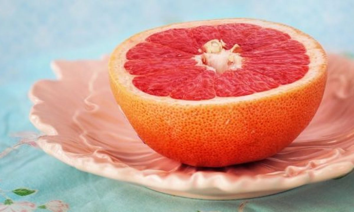 Coppe di pompelmo e insalata belga