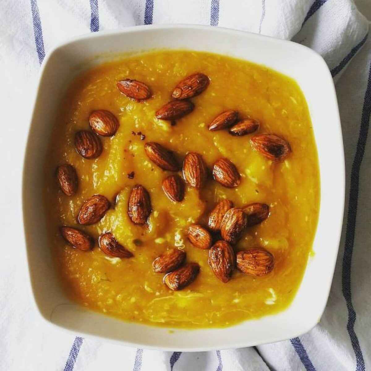 Crema dolce di zucca con uvetta e mandorle
