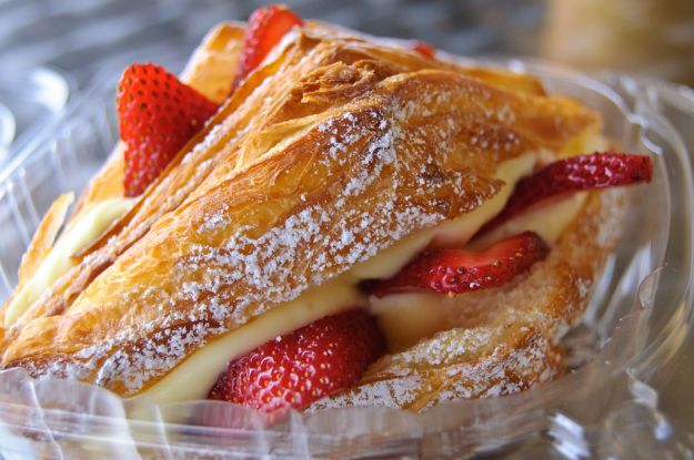 croissant con fragole e panna