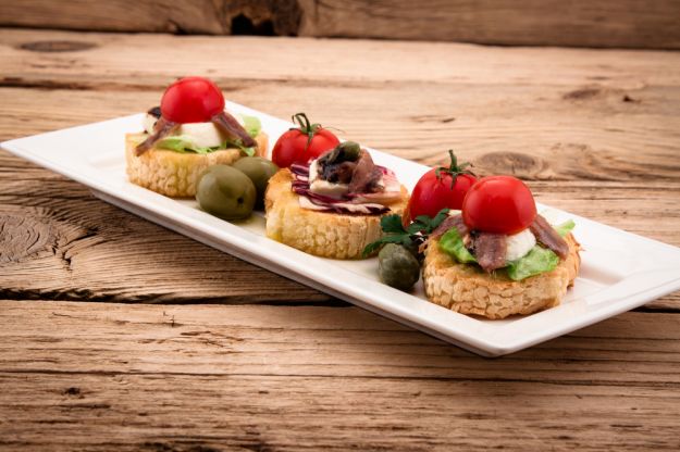 crostini acciughe capperi pomodori