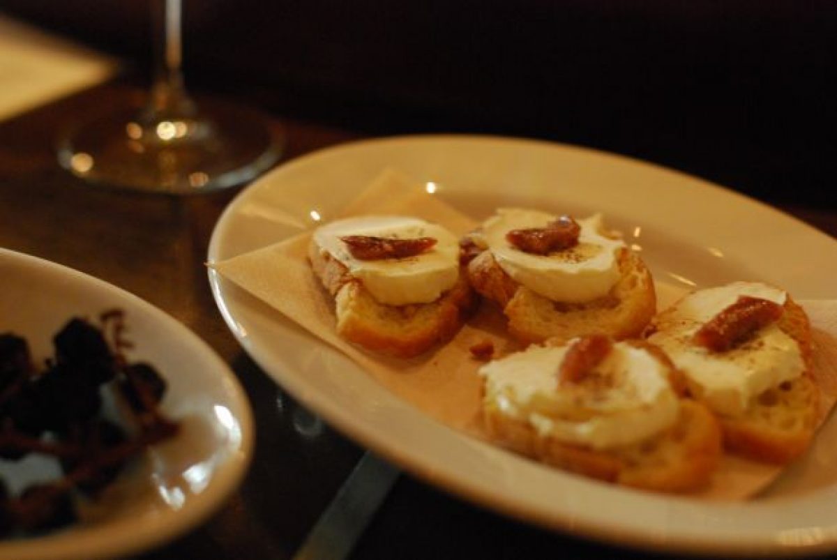 Crostini con acciughe e formaggio