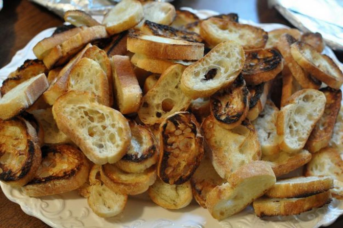 Crostini con nasello in spuma