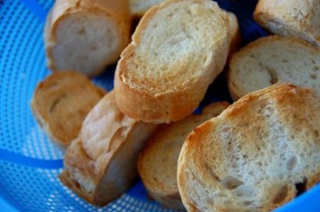 Crostini con verdure e formaggio