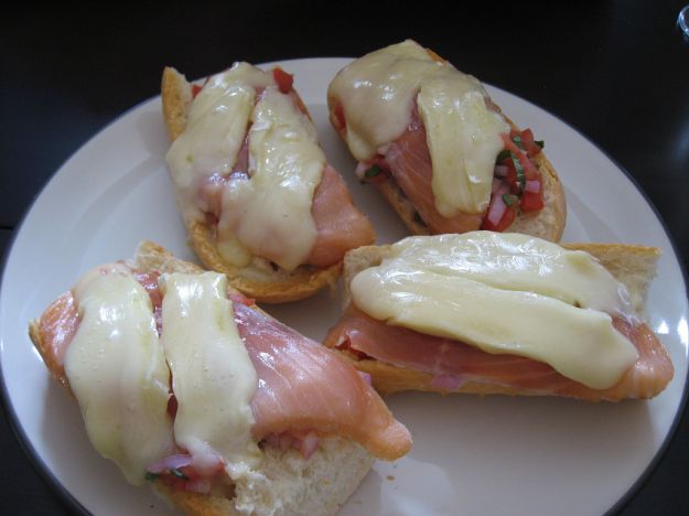 crostini mozzarella salmone