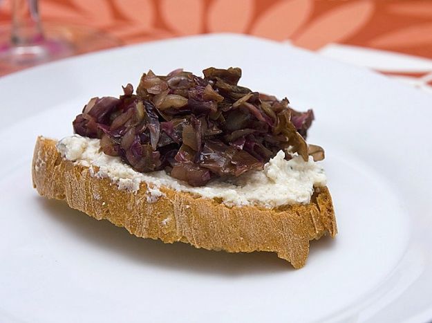 Crostini con radicchio e caprino