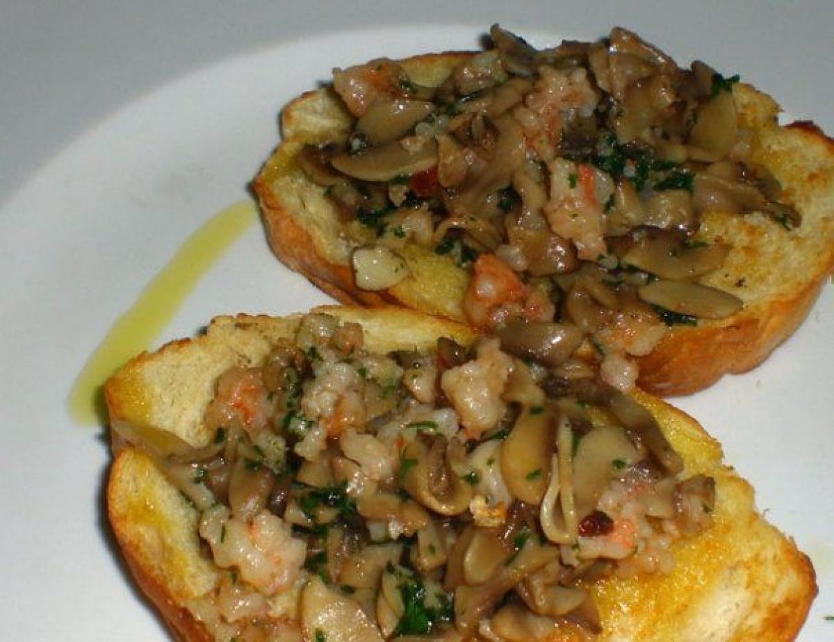 Crostoni con gamberetti funghi e noci