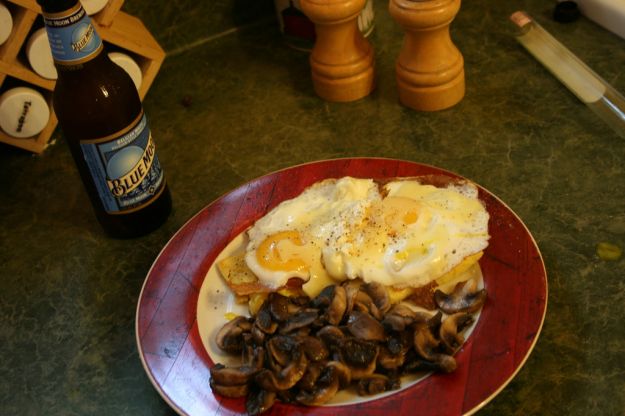 crostoni di polemta con funghi e uova