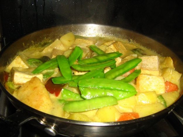 Curry di cernia con tofu e verdure