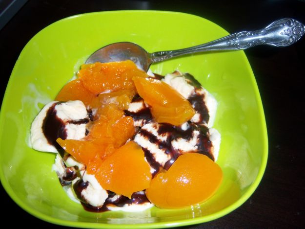 dessert di albicocche e gelato