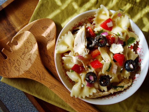 farfalle con olive nere e zucchine