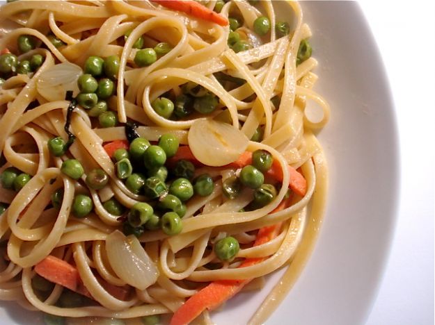 Fettuccine con piselli e carote