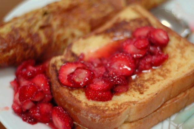 Fragole caramellate su toast