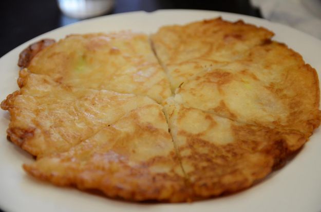 Frittata con cipolla e guanciale al pomodoro