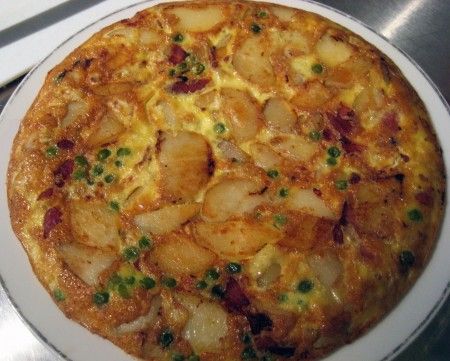 Frittata con piselli, gamberetti e salsa di soia