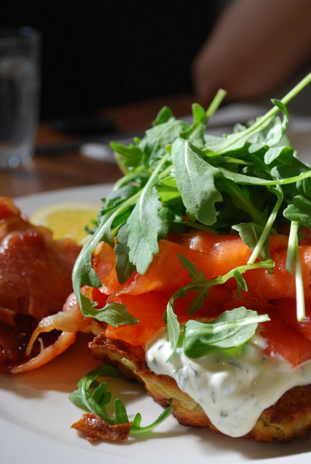 frittatine all'erba cipollina con salmone e panna acida