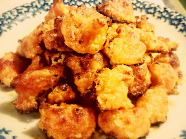 Frittelle con cavolfiore, olive e pomodori