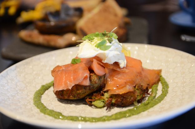 frittelle di patate con salmone e panna acida