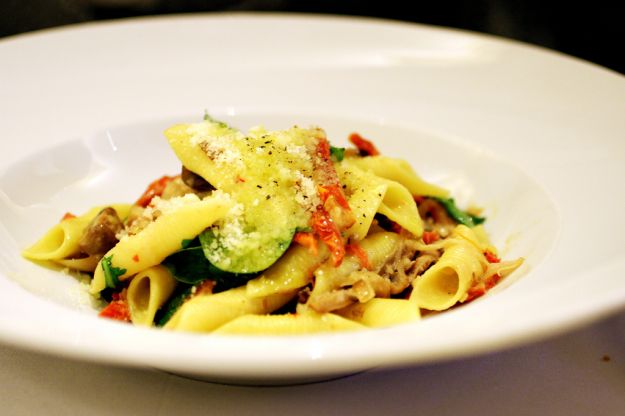 garganelli con funghi prosciutto e pomodorini