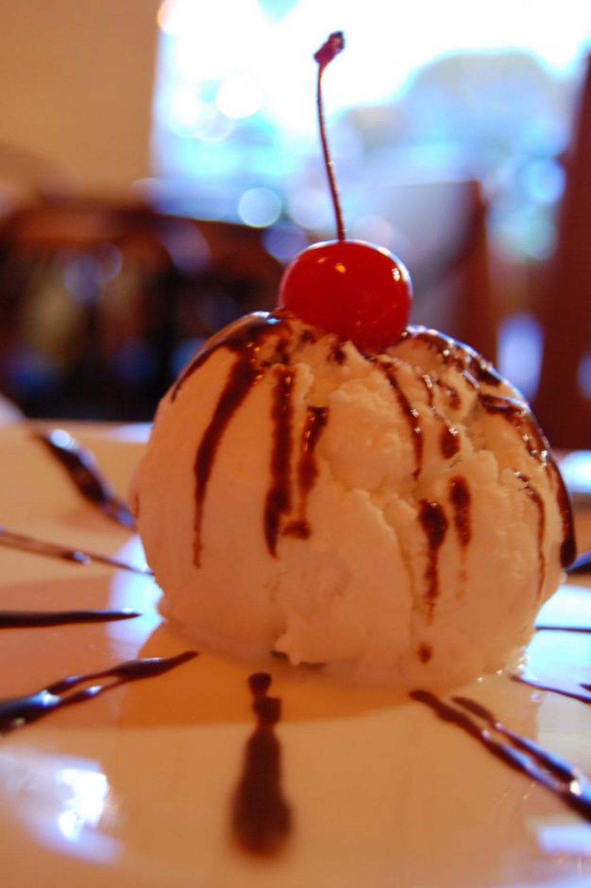 Gelato al cocco con salsa mou