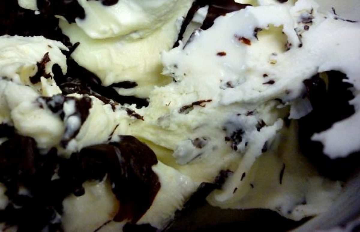 Gelato alla stracciatella con il latte condensato
