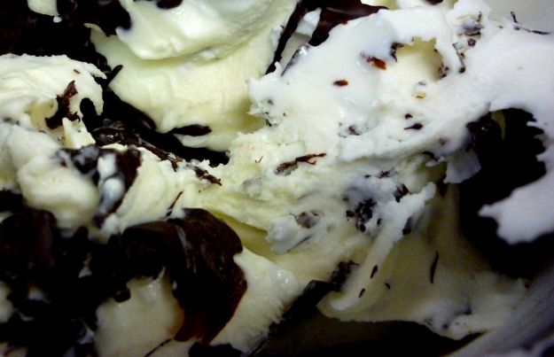 gelato alla stracciatella con il latte condensato