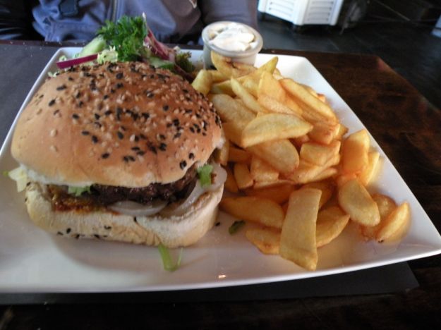 hamburger di merluzzo con patate e funghi