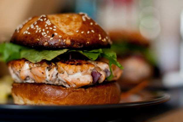 hamburger di salmone ai capperi